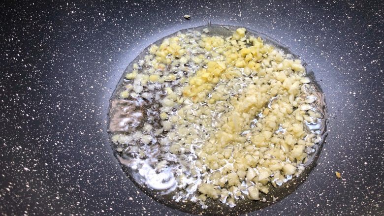 蒜蓉粉丝蒸蟹,热锅放入适量油,放入姜蒜末炒香