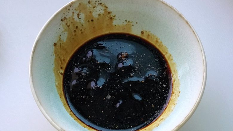 红烧鸡翅白玉菇,调红烧浇汁备用,适量的生抽、老抽、蚝油、白胡椒粉,也可以调成可乐浇汁,做出可乐鸡翅的口味;