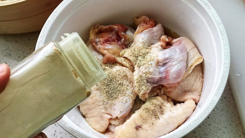红烧鸡翅白玉菇,再撒一些白胡椒粉;