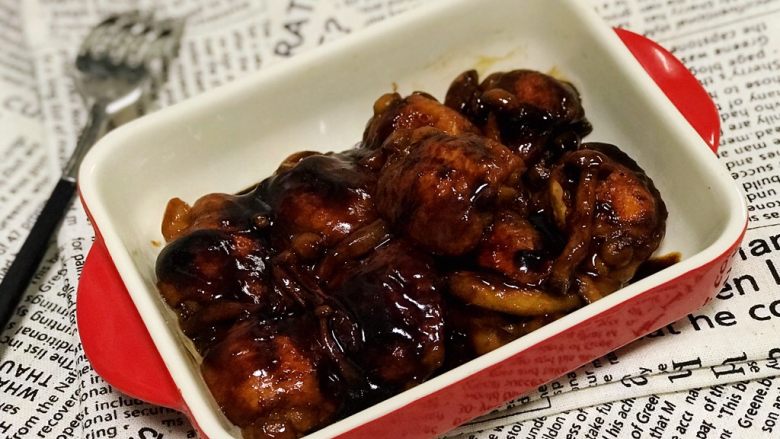 红烧鸡翅白玉菇,大火收汁后,出锅盛盘,虽然鸡翅脱骨稍稍费事,但看着这一盘色泽亮红,香味诱人的肉肉,值啦!