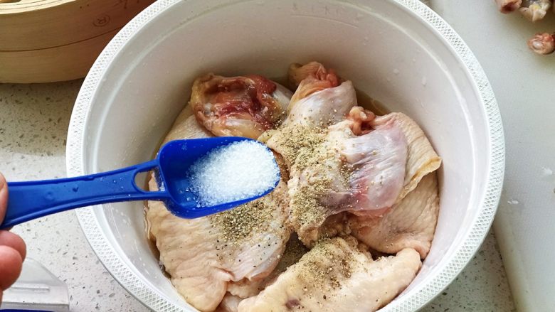 红烧鸡翅白玉菇,加少许白糖;
