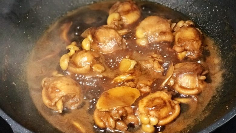 红烧鸡翅白玉菇,中火慢炖入味,尝一下汤汁可根据自己的口味加盐;