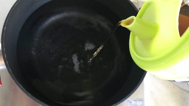 芽芽私房菜~凉拌鸡丝,锅内煮适量清水,并且加入适量料酒