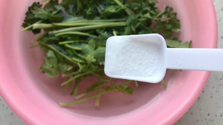 芽芽私房菜~凉拌鸡丝,用适量饮用水浸泡,并且加入一小勺细盐,泡10分钟左右就可以了