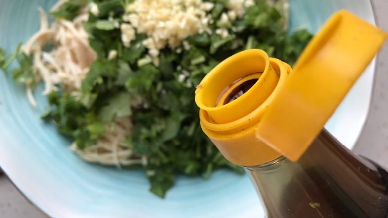 芽芽私房菜~凉拌鸡丝,加适量美极鲜