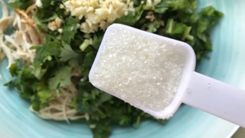 芽芽私房菜~凉拌鸡丝,加一小勺细砂糖