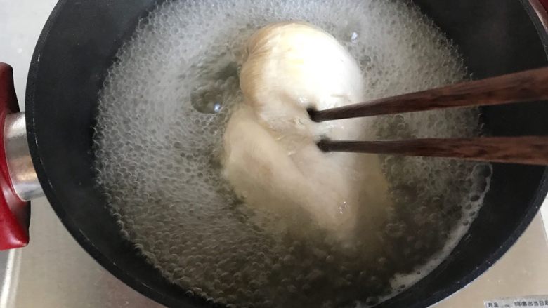 芽芽私房菜~凉拌鸡丝,筷子可以轻松的插入鸡胸肉,就说明已经熟了