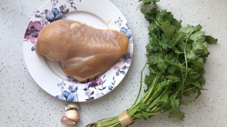 芽芽私房菜~凉拌鸡丝,首先我们准备好所有食材