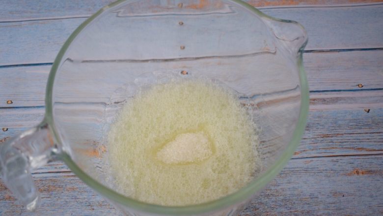 彩虹蛋糕卷,加入白糖,白糖分三次加入
