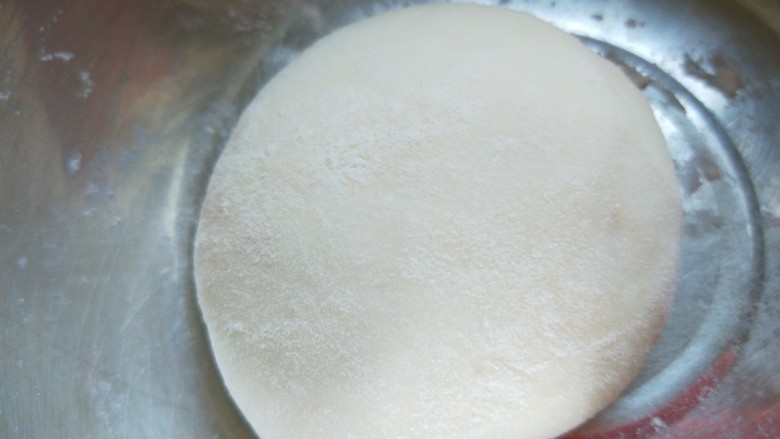 新文美食 千层红糖饼,放不烫手了在合成光滑的面团。