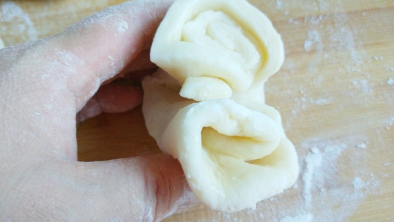 新文美食 千层红糖饼,在把切好的小段对折。