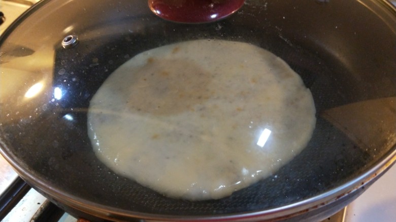 新文美食 千层红糖饼,盖上盖子小火煎制。