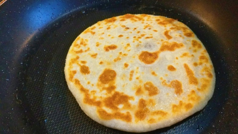 新文美食 千层红糖饼,翻面在刷一层花生油,煎制两面金黄即可。