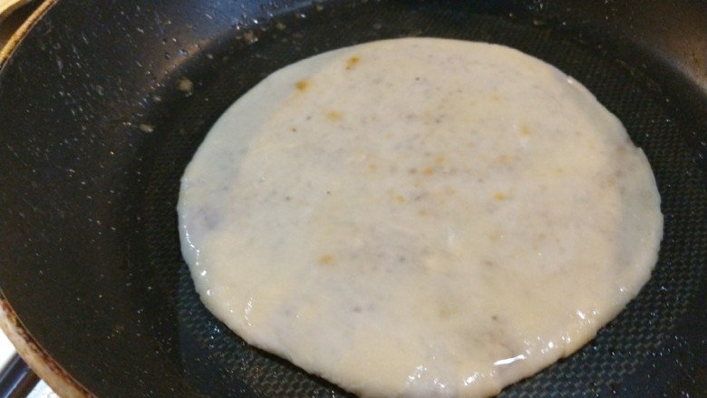 新文美食 千层红糖饼,放入平底锅,刷一层<a style='color:red;display:inline-block;' href='/shicai/ 849'>花生油</a>。