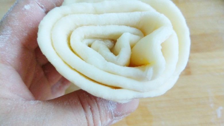 新文美食 千层红糖饼,折叠出一个三角形,在捏紧封口。