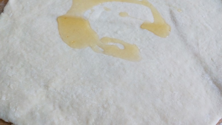 新文美食 千层红糖饼,在擀成一个大面皮,倒入适量油刷均匀。