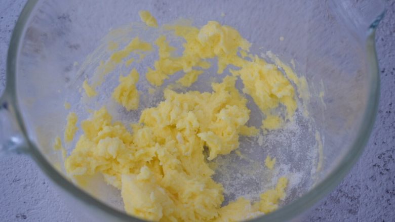蔓越莓磅蛋糕,先用电动打蛋器搅拌至无糖粉