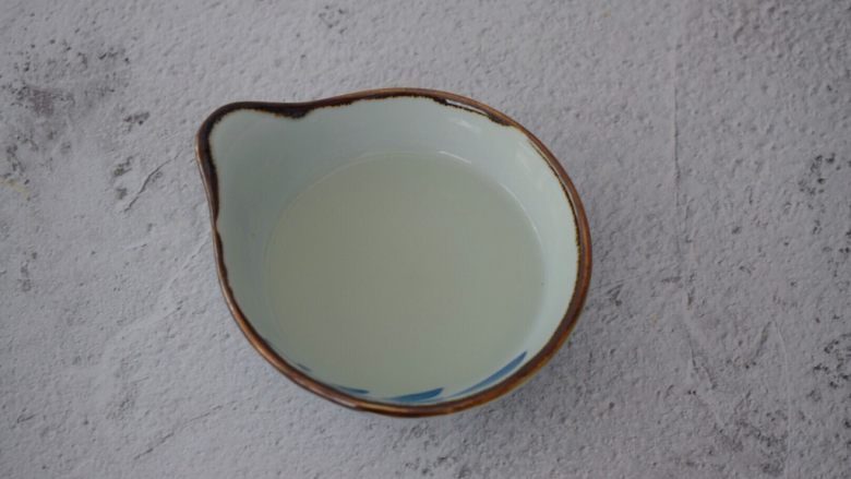 蔓越莓磅蛋糕,烤时制做糖水,把16克糖加入40克清水大火烧沸后倒入碗中晾凉备用