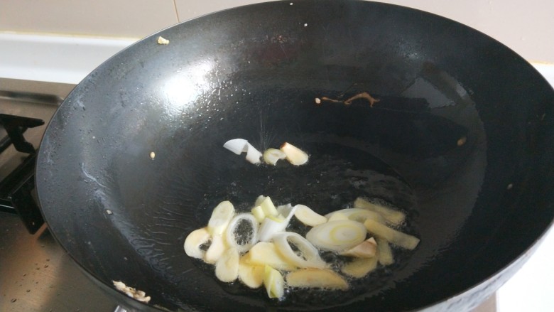 新文美食 黄瓜胡萝卜炒鸡蛋,锅中放适量油爆香葱姜蒜。