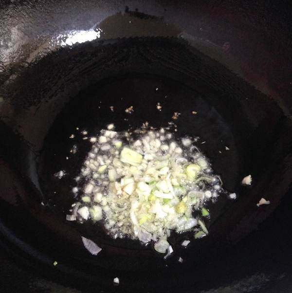 鸡汁味增汤面,热锅凉油炒香葱和一半的蒜碎