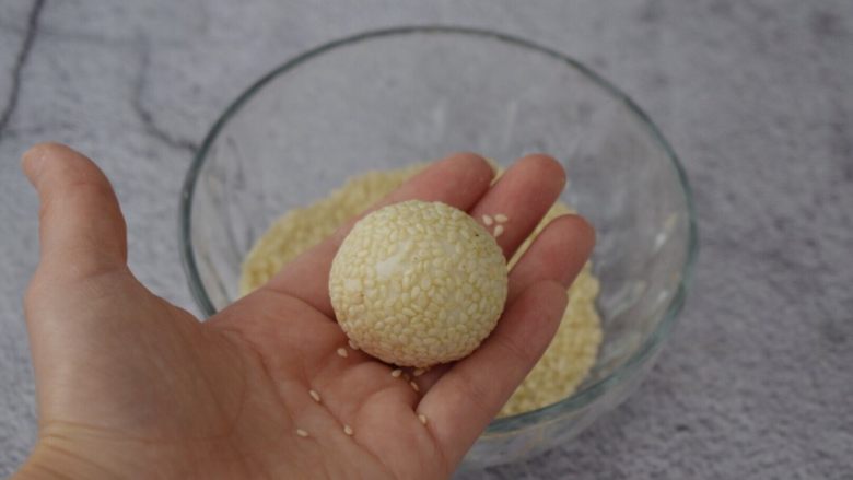 麻球,再用手揉一下,按紧