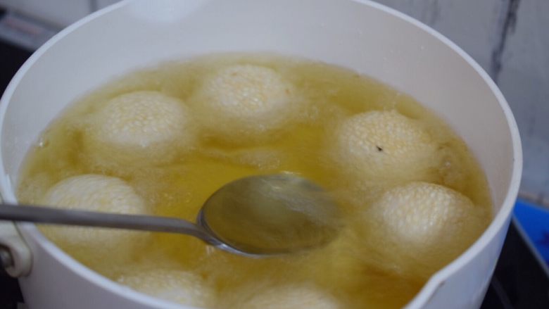 麻球,小火炸至浮出来,再用勺子压回锅底再松开,以此不停的操作
