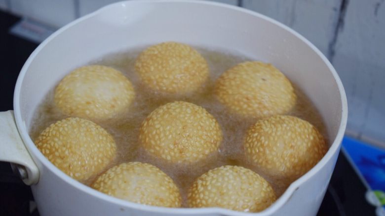 麻球,直至麻团变成金黄色,麻团象要被撑即可,这样炸出来的麻团才会空心