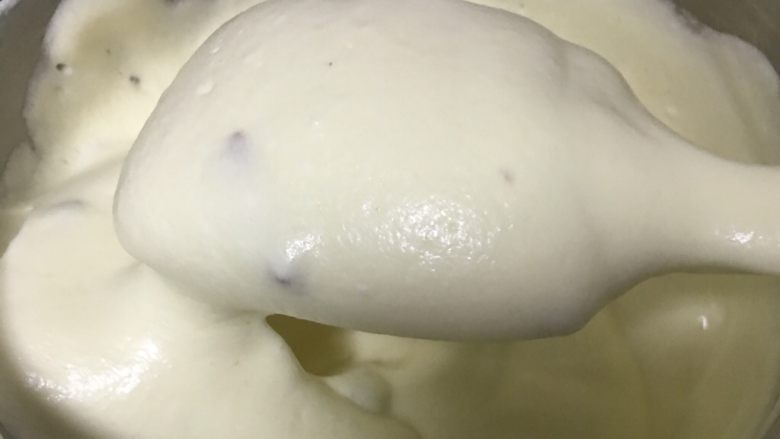 荔枝戚风蛋糕,翻拌20次左右,不要时间长容易被消泡。