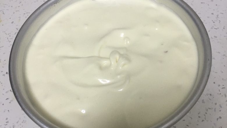 荔枝戚风蛋糕,蛋糕糊倒入模具,震几下消泡。