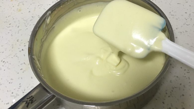 荔枝戚风蛋糕,翻拌至浓稠,不能有疙瘩。