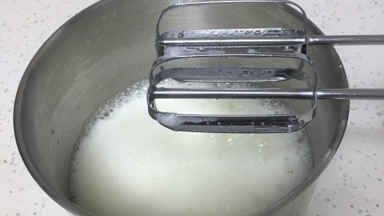 荔枝戚风蛋糕,用打蛋器高速搅打30圈,蛋白出现鱼眼泡。