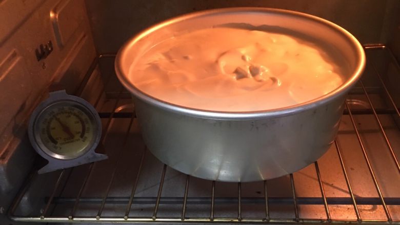 荔枝戚风蛋糕,模具送入烤箱烤制,150度烤制40分钟。