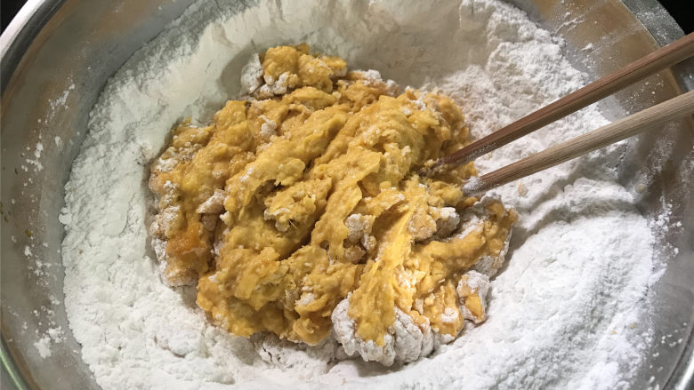 南瓜糯米圆子,南瓜泥趁热加入粉中。