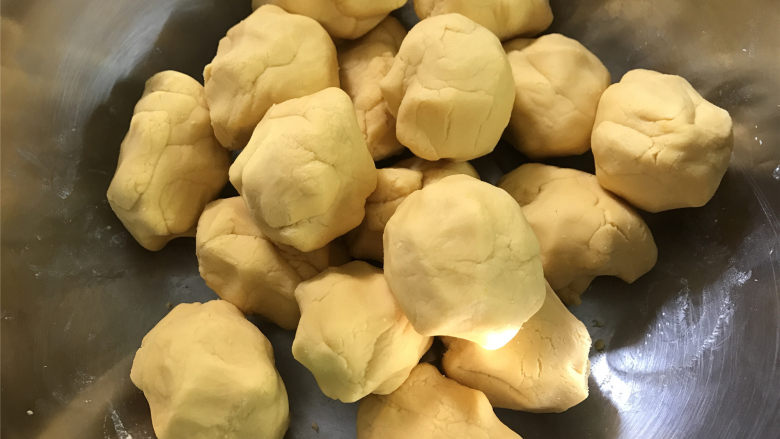 南瓜糯米圆子,把和成团的南瓜面团分成50克一个的小剂子,这个大小可以按自已喜欢的来分。