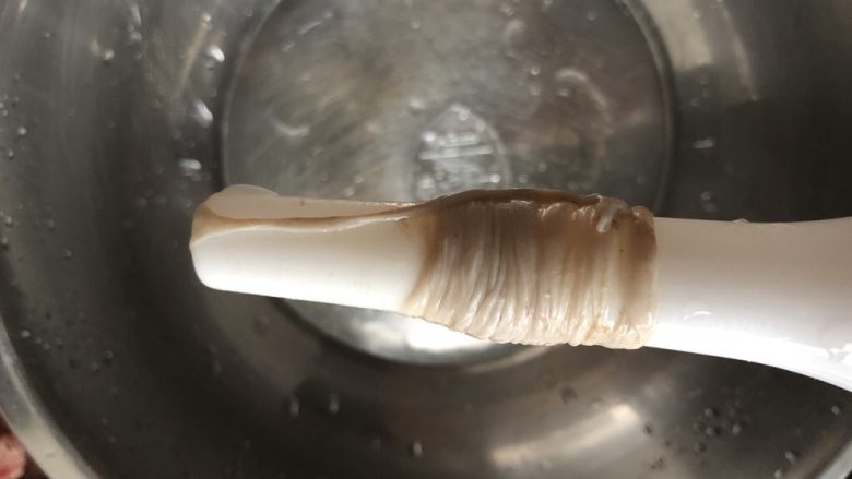 黑椒猪肉香肠,肠衣套到灌肠神器上(买肠衣赠送的¥