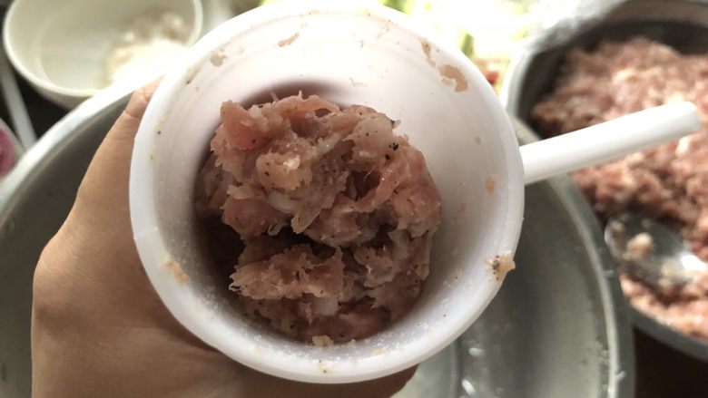 黑椒猪肉香肠,里面装上肉馅,灌入肠衣中