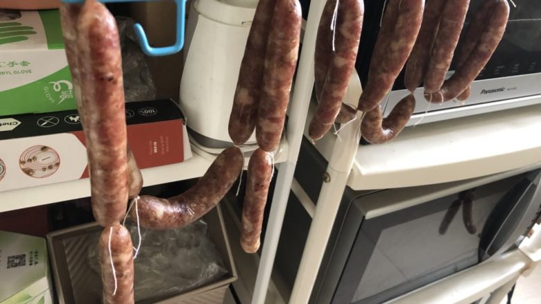 黑椒猪肉香肠,用牙签在香肠上多扎一些眼儿,每节扎个十几二十下,防爆,哈哈