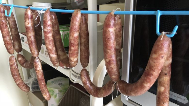 黑椒猪肉香肠,然后挂在阴凉通风处自然风干,最好前一天晚上灌好,晾过夜