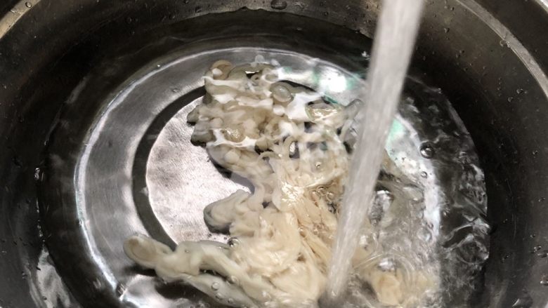黑椒猪肉香肠,肠衣清水洗净上面的盐份,我选用的是羊肠衣