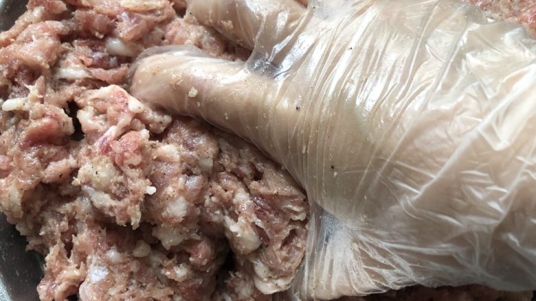黑椒猪肉香肠,用手用力抓匀,多揉一会