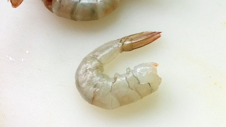 虾饺抱蛋,首先处理<a style='color:red;display:inline-block;' href='/shicai/ 293'>基围虾</a>,去头去壳留虾尾;