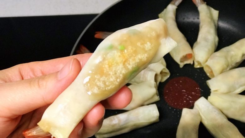虾饺抱蛋,中小火煎至虾饺底部金黄;