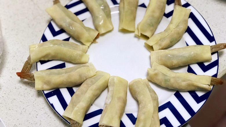 虾饺抱蛋,12个虾饺包好了,有点儿丑丑的;