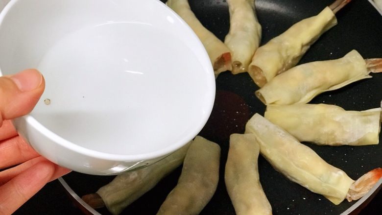 虾饺抱蛋,倒入半碗清水;