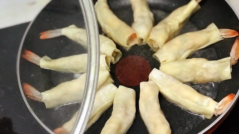 虾饺抱蛋,中小火加盖水煎5分钟;