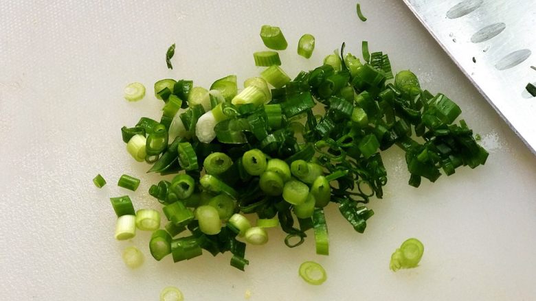 虾饺抱蛋,<a style='color:red;display:inline-block;' href='/shicai/ 157'>小葱</a>切碎;