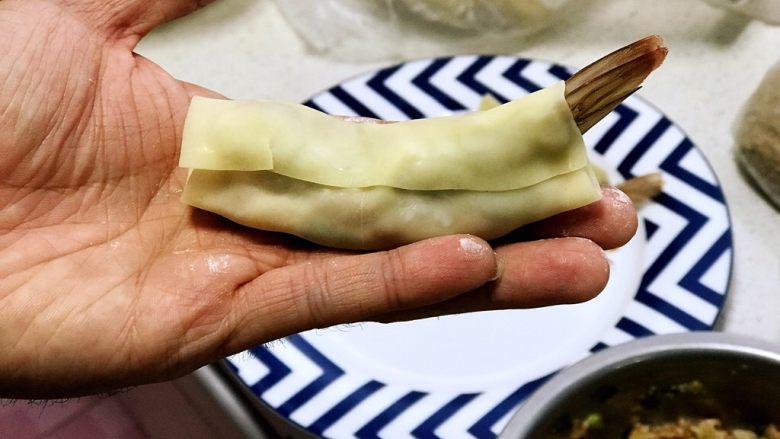 虾饺抱蛋,用馄饨皮包裹好大虾和肉馅；