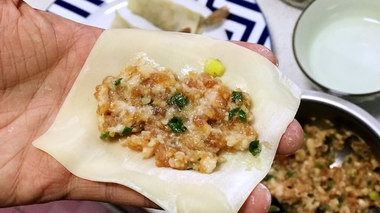 虾饺抱蛋,铺一层肉馅在<a style='color:red;display:inline-block;' href='/shicai/ 4453'>馄饨皮</a>上;