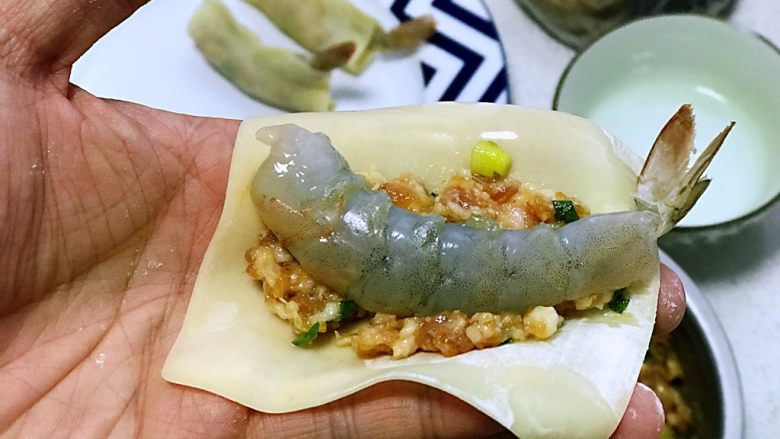 虾饺抱蛋,把大虾放在肉馅上;