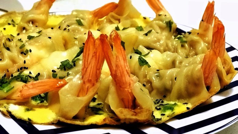 虾饺抱蛋,馄饨皮晶莹剔透,鸡蛋金黄,虾尾红火,咬一口下去,满口的虾肉与肉馅的鲜香爽滑,唇齿留香呢!